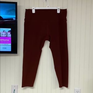 Beyond Yoga crop leggings in brick color